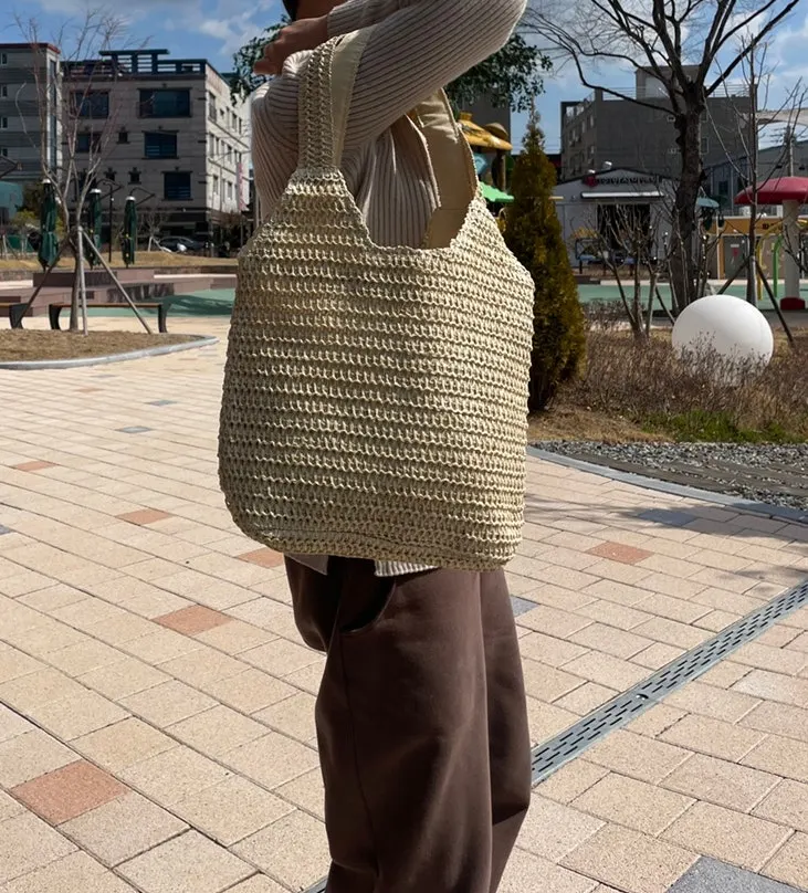 Meda Bag rattan bag worn ahead of a trip