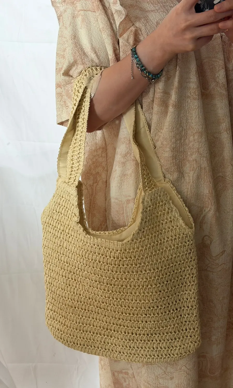 Beige rattan shoulder bag suited to an everyday outfit