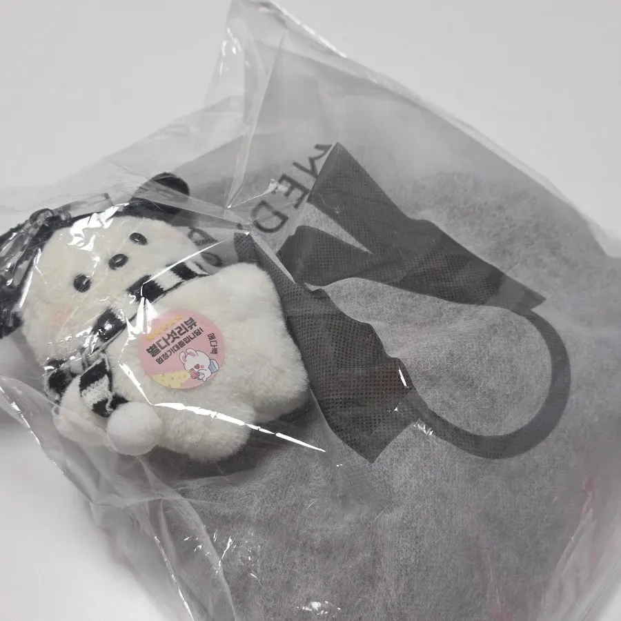 Meda Bag knit mini tote bag that is good to carry in winter