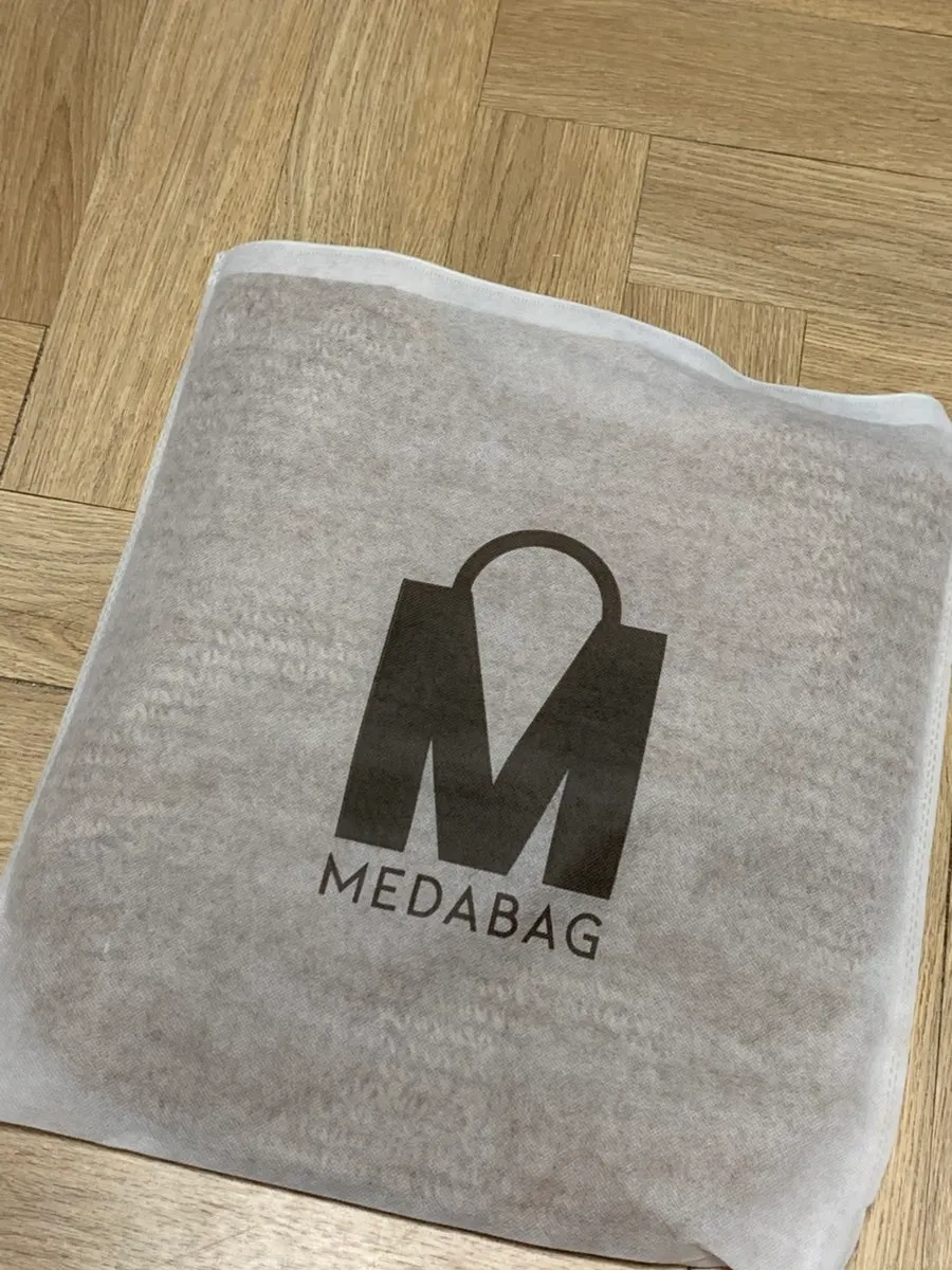 Dust bag and plastic packaging for the Meda Bag rattan bag