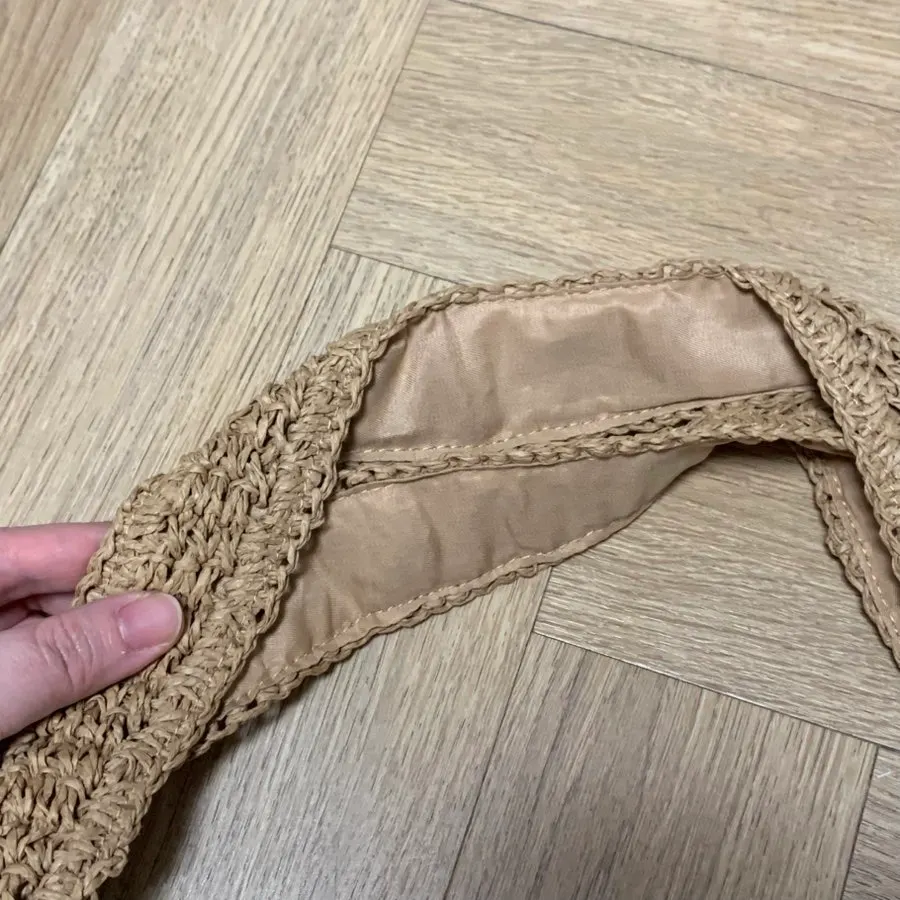 Material and handle section of the Meda Bag rattan shoulder bag