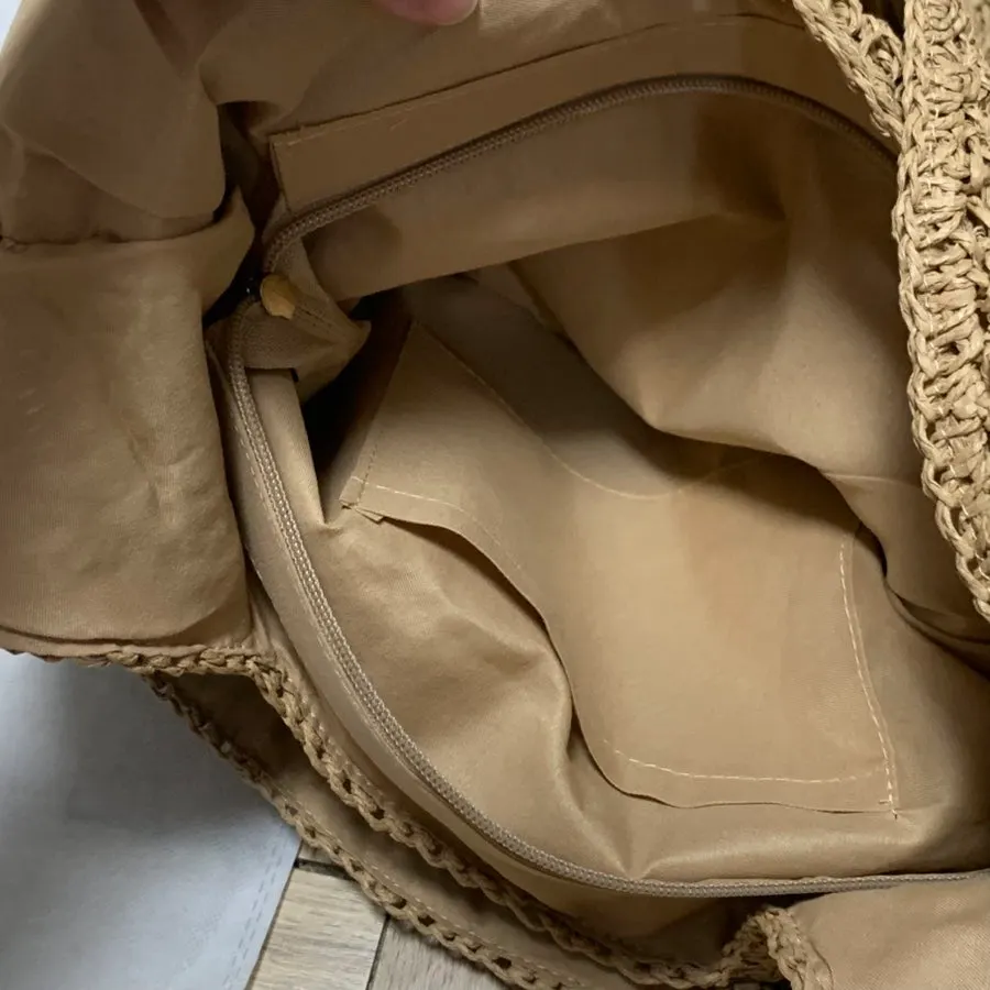 Zippered opening of the Meda Bag rattan bag