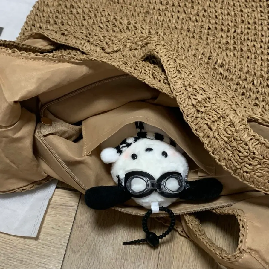 Zipper and inner lining of the Meda Bag rattan bag