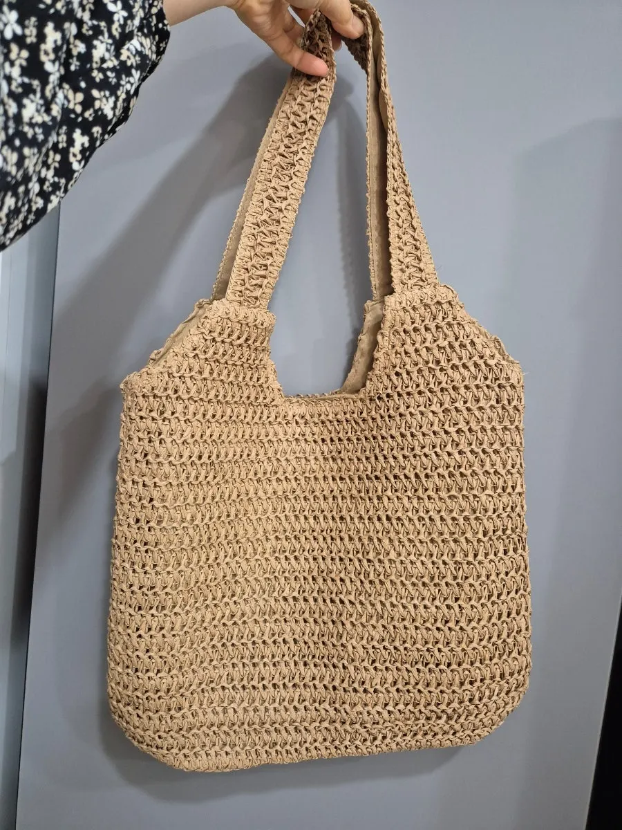 Brown rattan bag with an easy-to-wear color