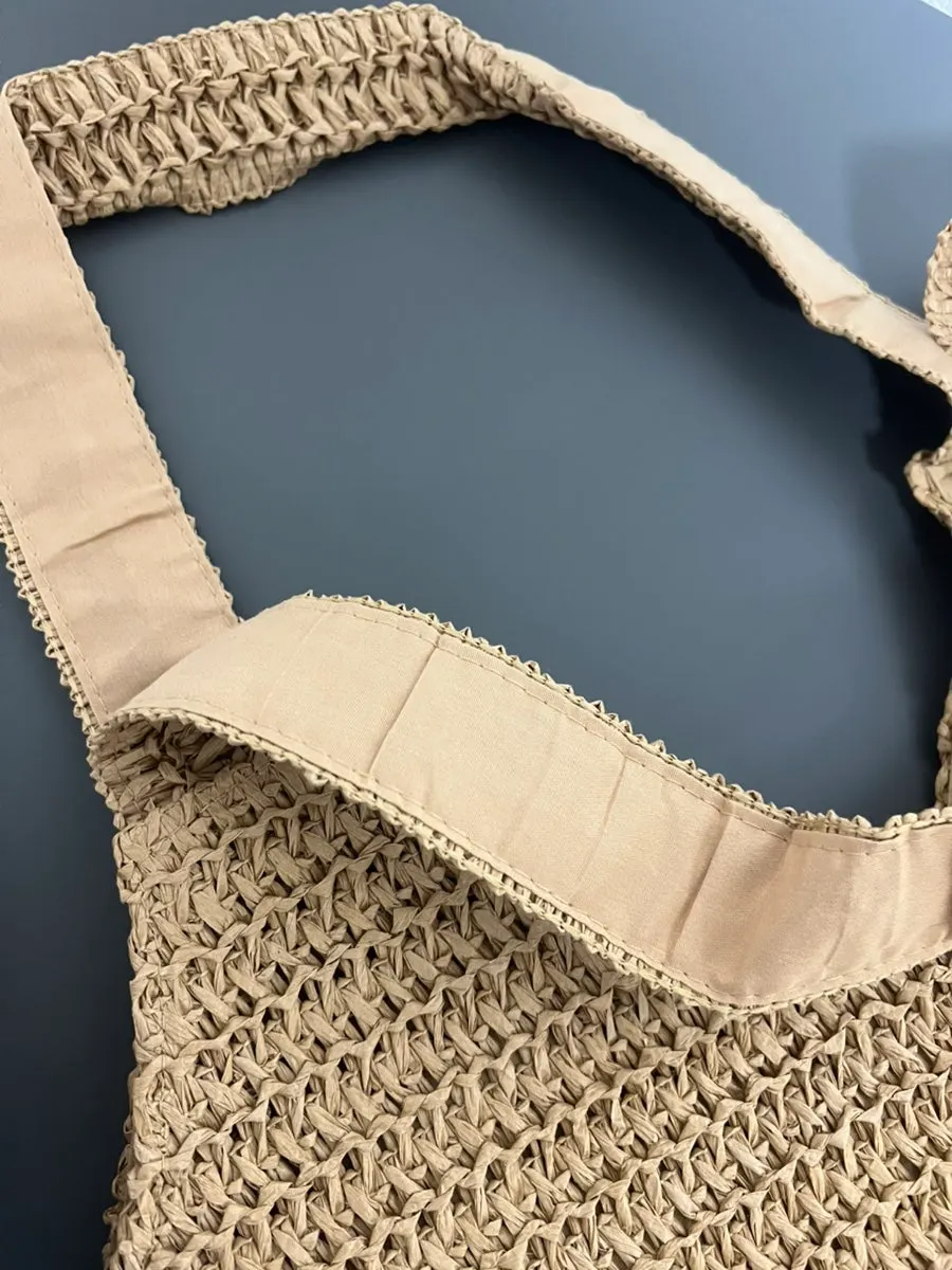 Weave and handle of the Meda Bag brown rattan bag