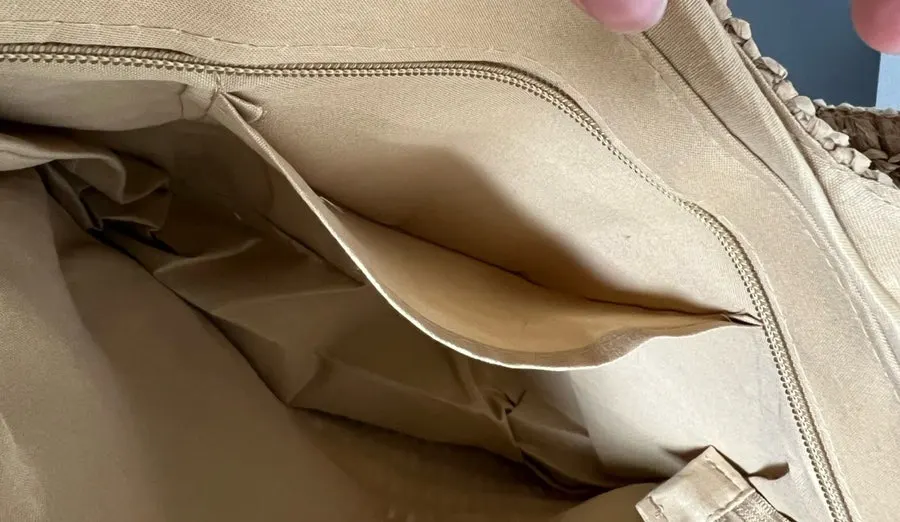 Rattan bag construction with a zipper to close the opening