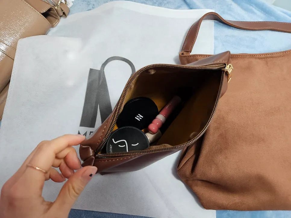메다백 숄더백에 포함된 부드러운 파우치