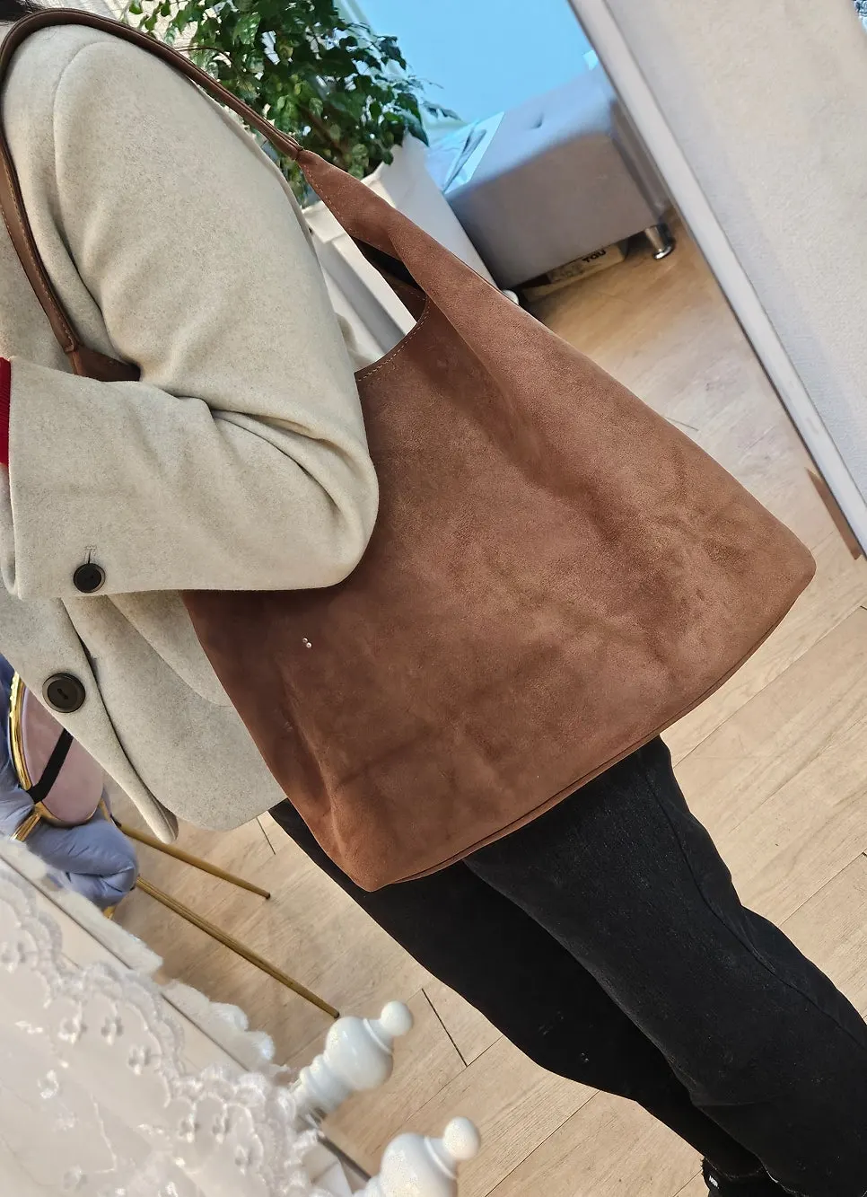 베이지 코트와 메다백 브라운 숄더백 코디