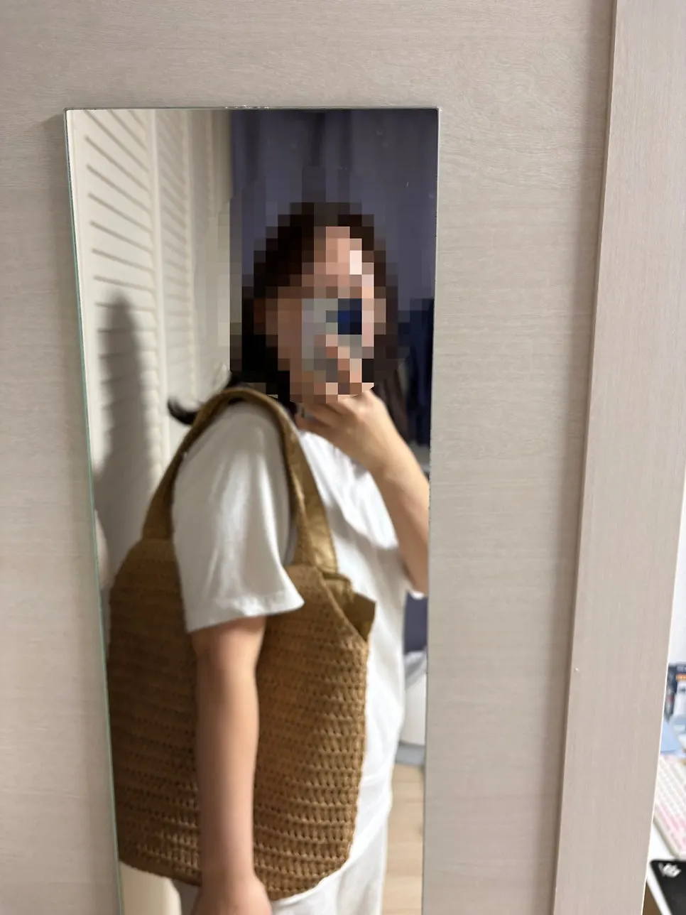 자연스러운 소재감의 메다백 브라운 네트백