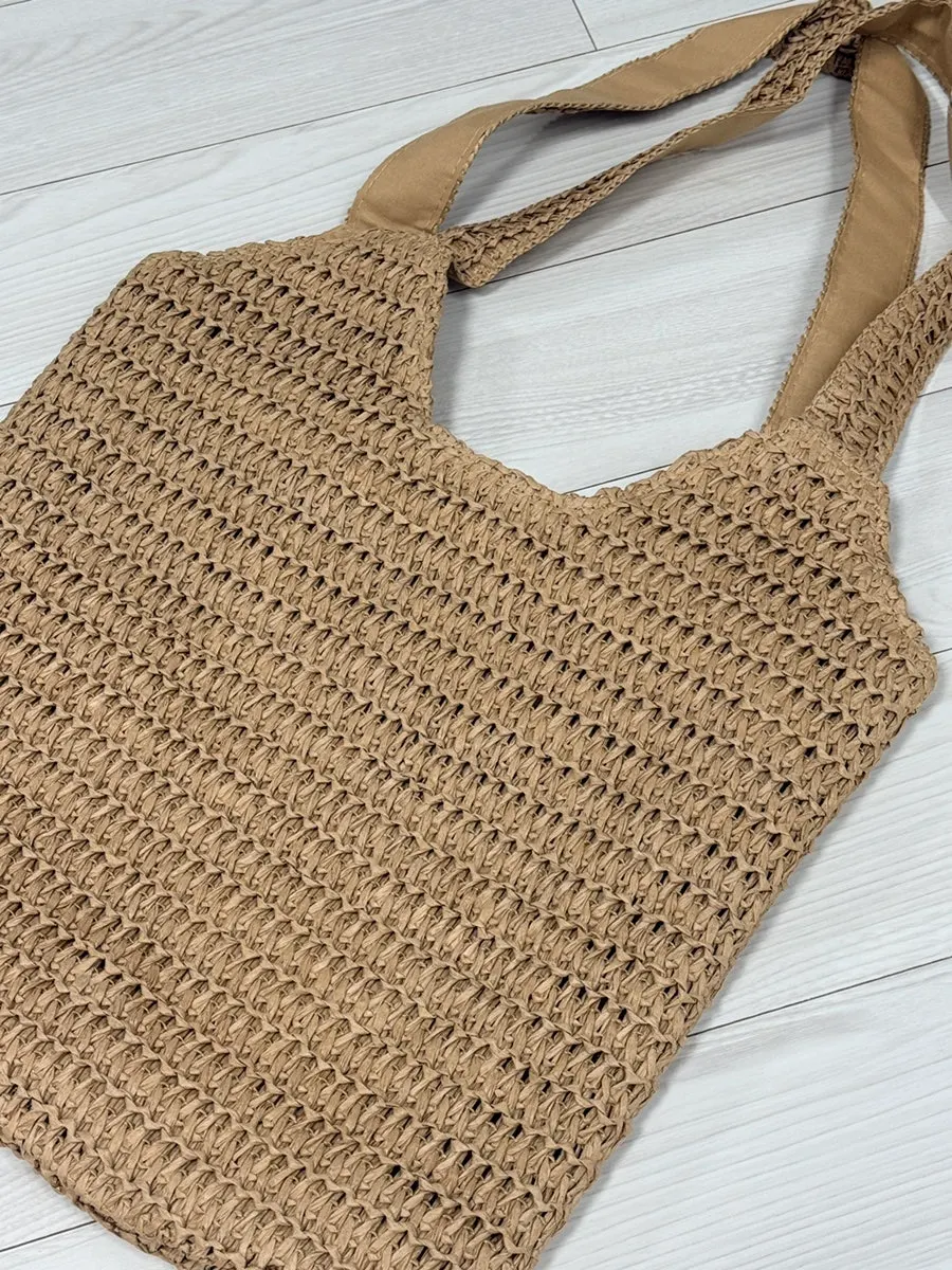 Net weave and shoulder strap of the Meda Bag rattan bag