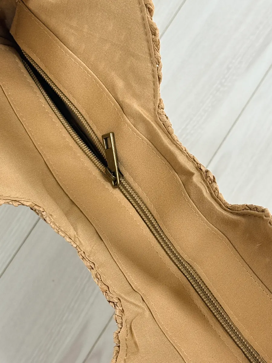 Zipper finish at the opening of the Meda Bag rattan bag