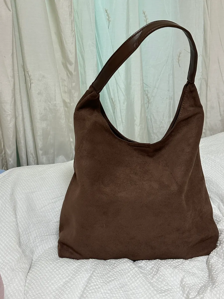 Naturally draping shape of the Meda Bag shoulder bag