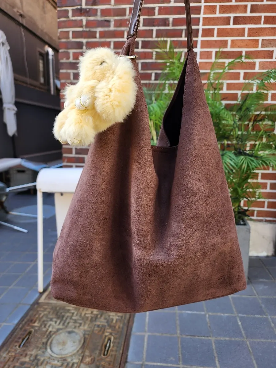 Items included with the Meda Bag shoulder bag
