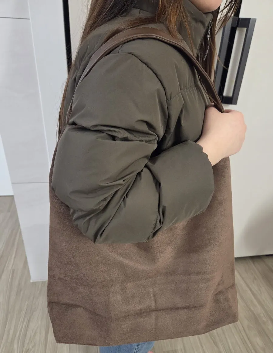 패딩과 함께 멘 카멜톤 메다백 숄더백