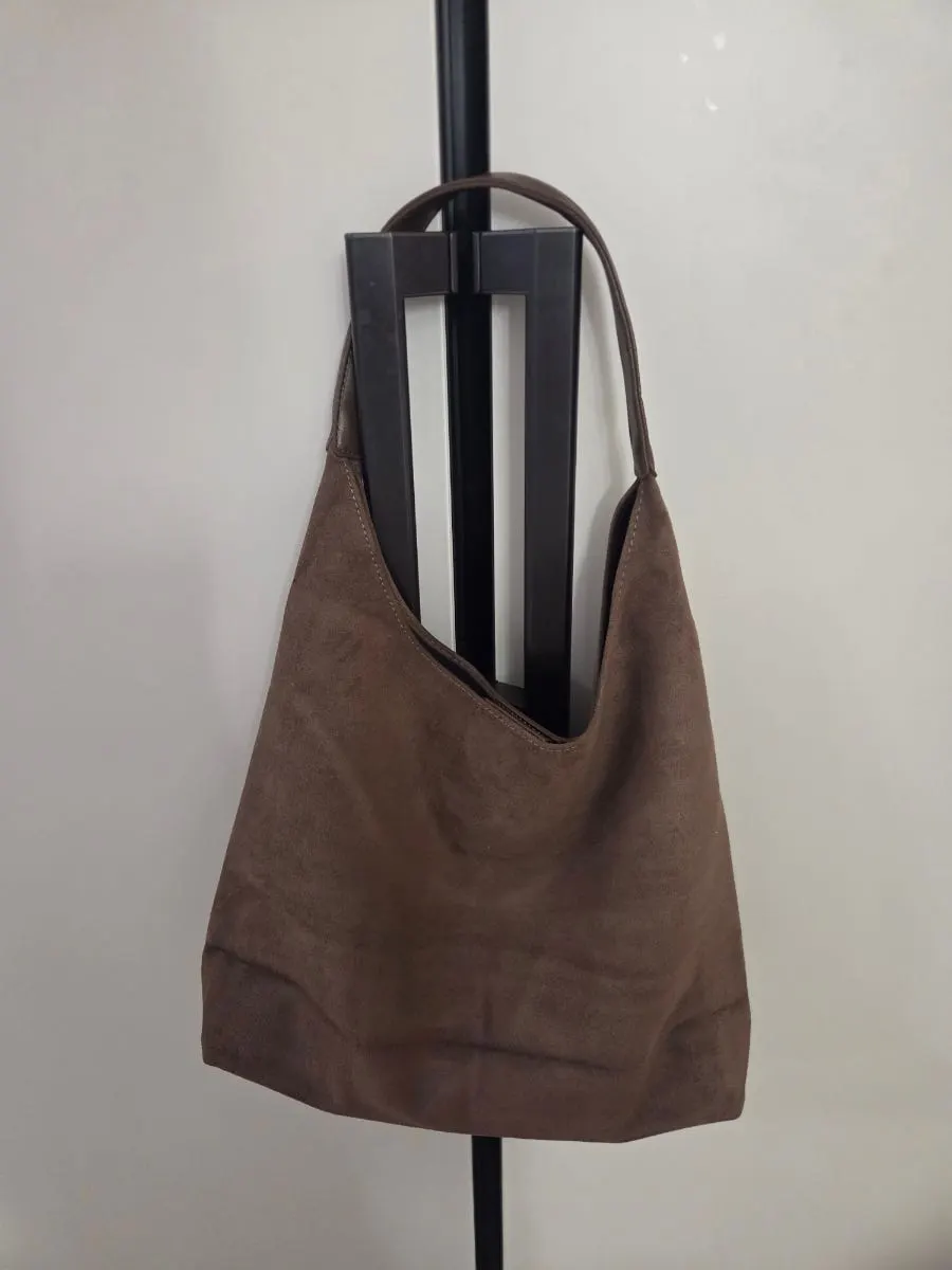 Camel-toned suede shoulder bag with a vintage mood
