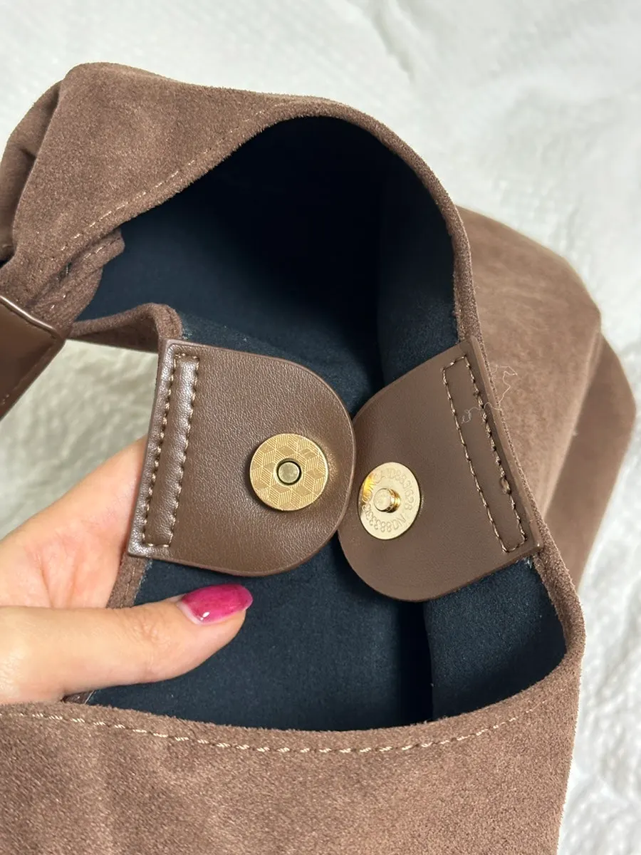 Closure detail of the Meda Bag suede shoulder bag