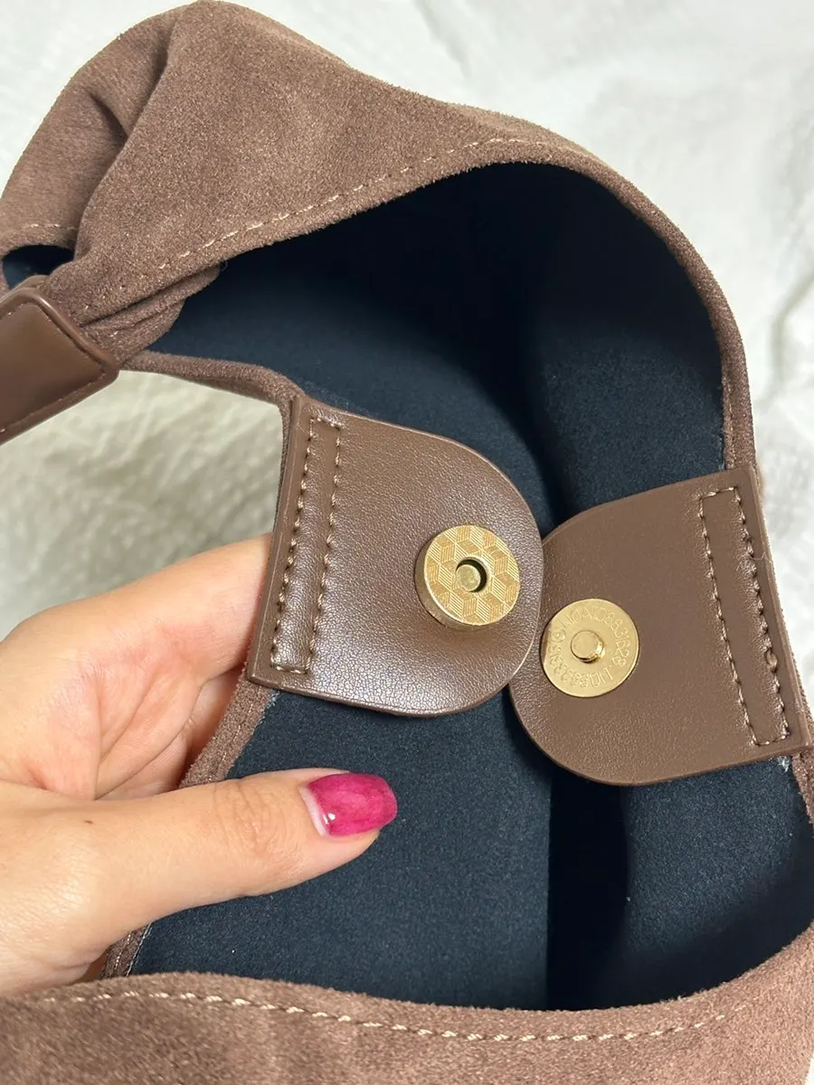 Shoulder strap detail of the Meda Bag suede bag