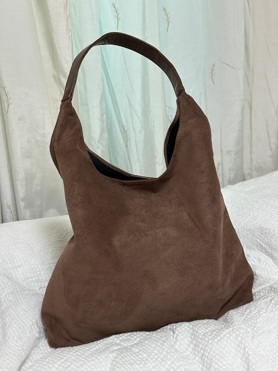 Flexible shape of the Meda Bag suede bag