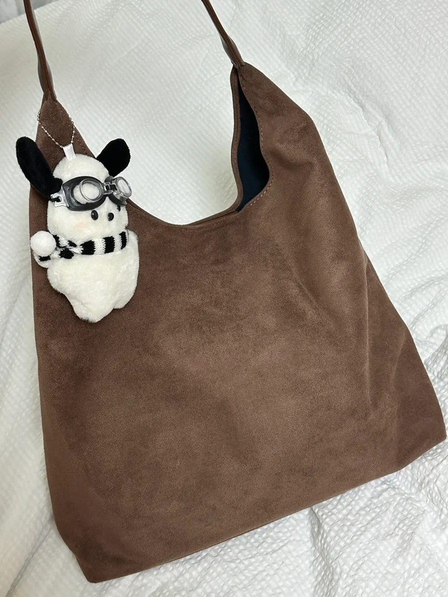 Meda Bag holding everyday belongings