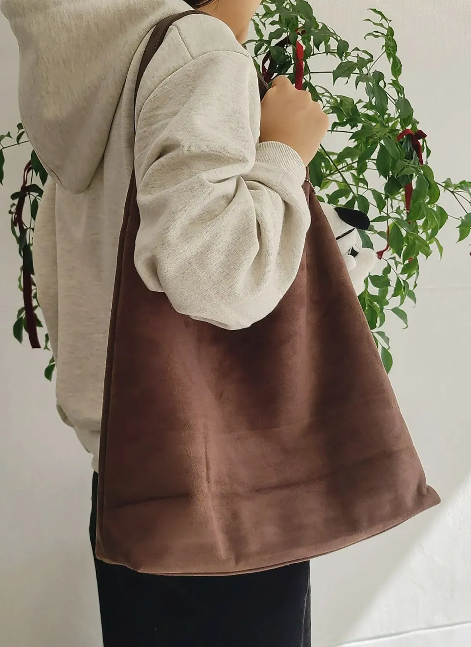 어깨에 걸친 메다백 카멜 숄더백
