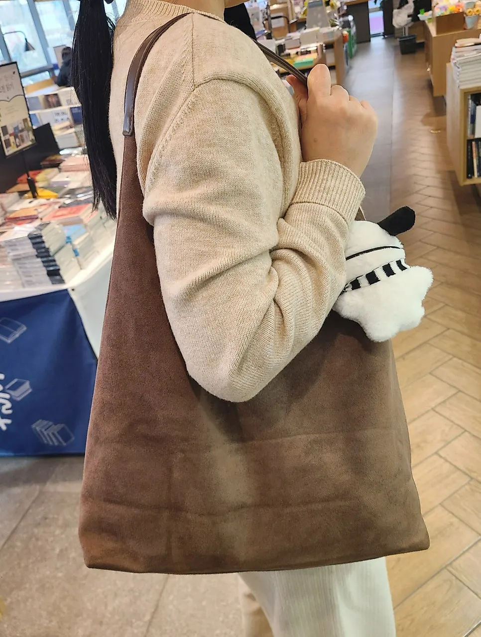 메다백 스웨이드 숄더백의 착용 실루엣