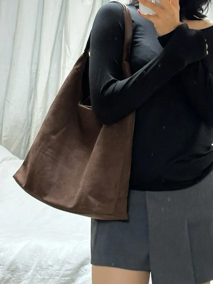 Size of the Meda Bag suede bag when worn on the shoulder