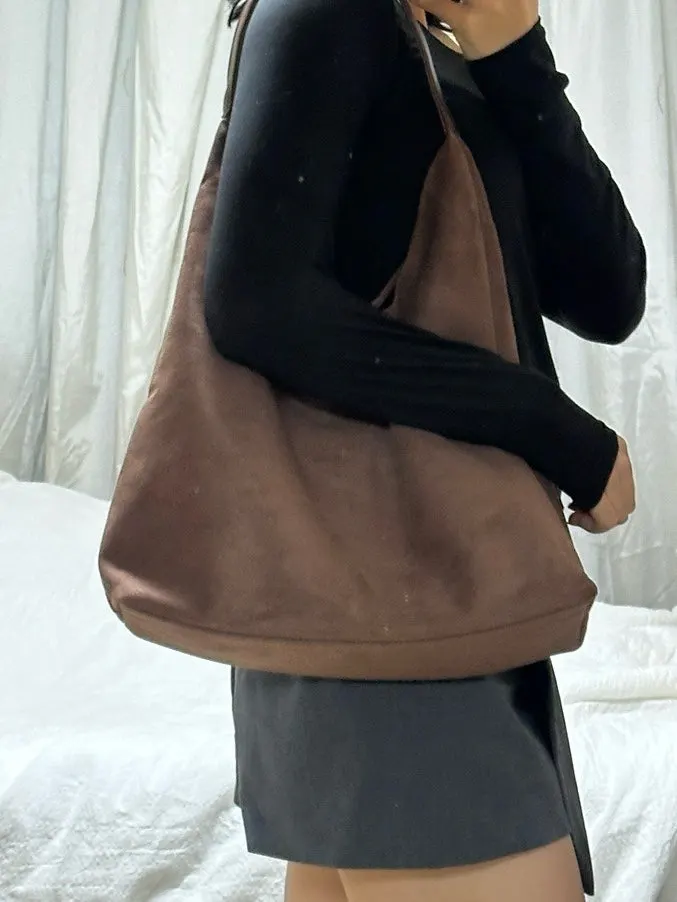 Meda Bag camel shoulder bag styled with an everyday outfit