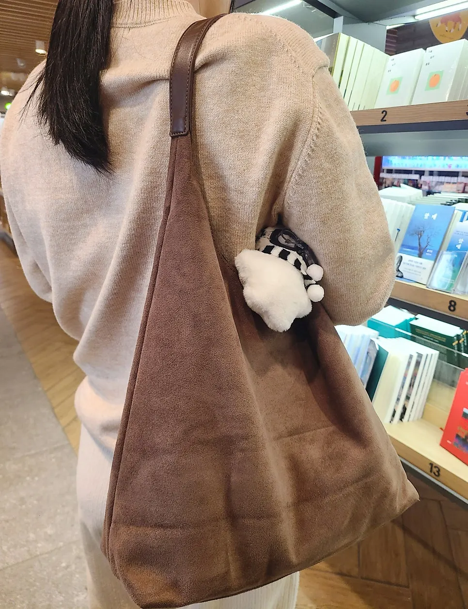 메다백 카멜 스웨이드 숄더백 착용 모습