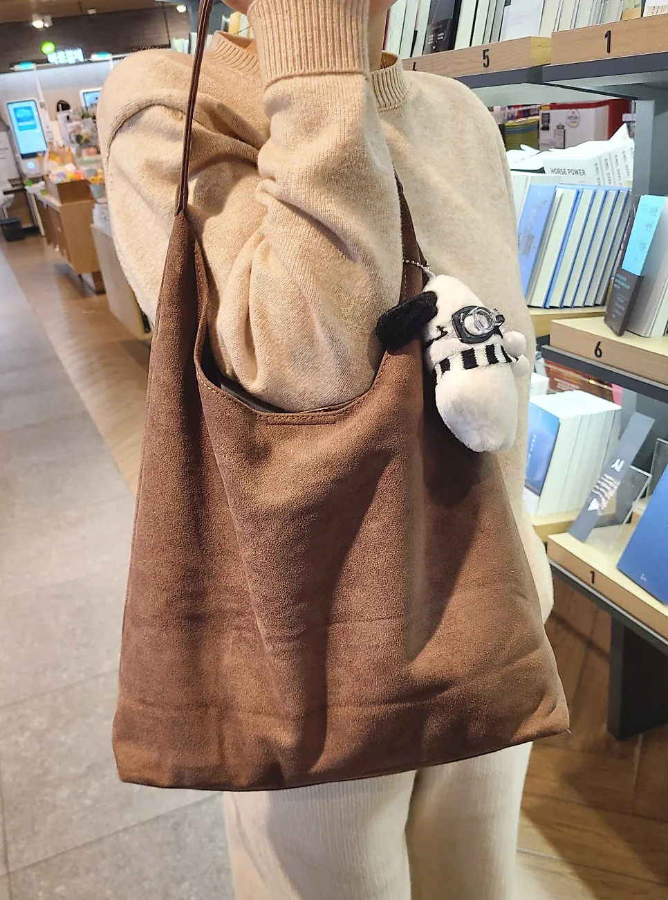 외출할 때 착용한 메다백 카멜 가방