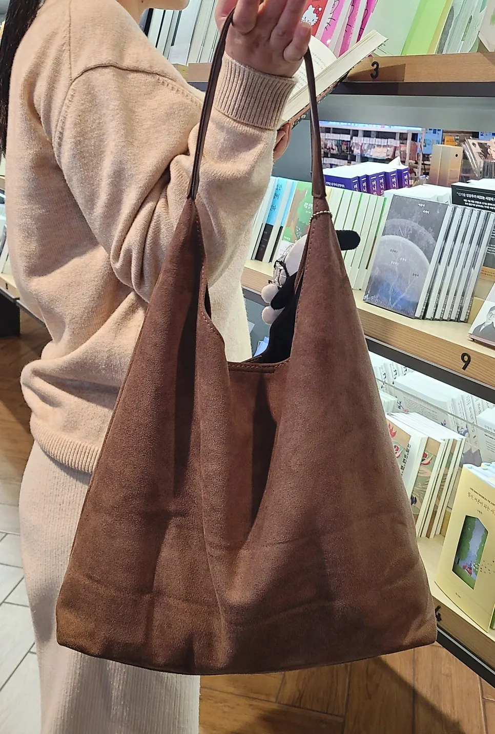 일상 옷차림에 매치한 메다백 숄더백