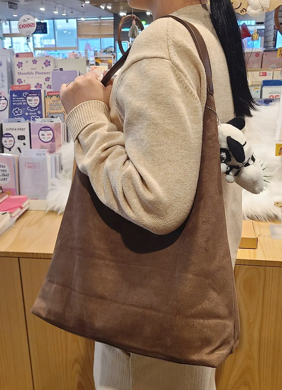 메다백 카멜 숄더백을 활용한 데일리 코디