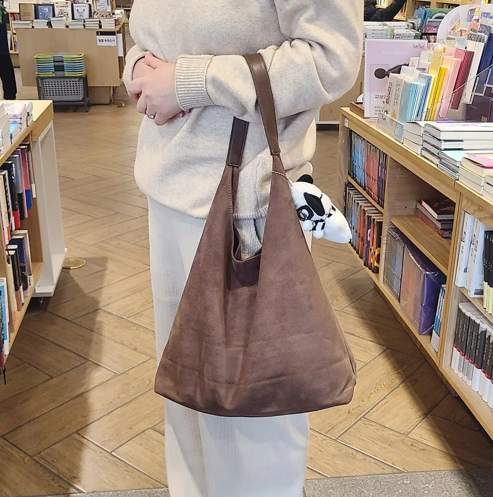 메다백 카멜 색상 숄더백의 코디 모습