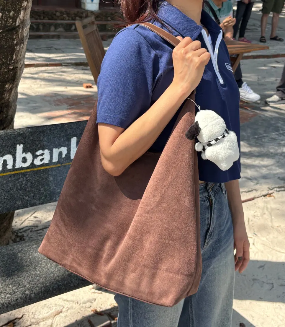 Camel Meda Bag carried during a trip