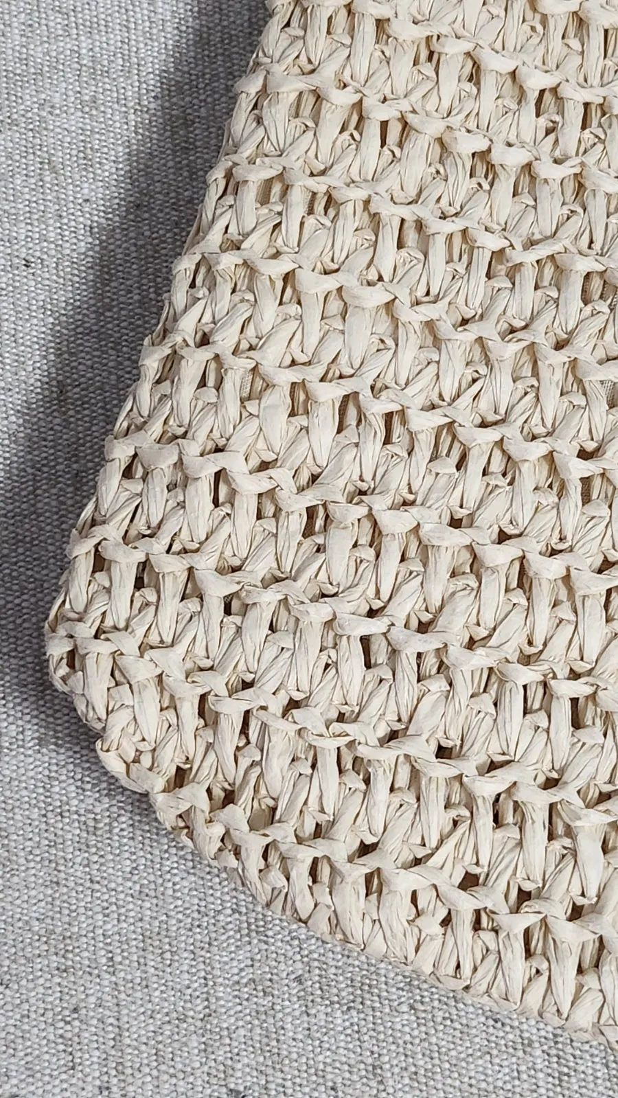 Base insert and sturdy structure of the Meda Bag rattan bag