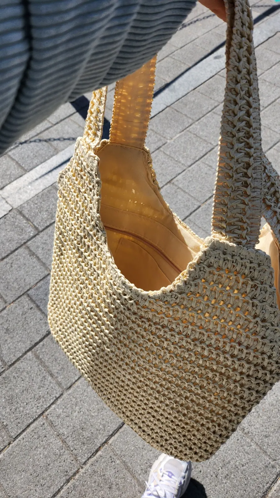 Sturdy straps on the Meda Bag rattan bag worn on the shoulder