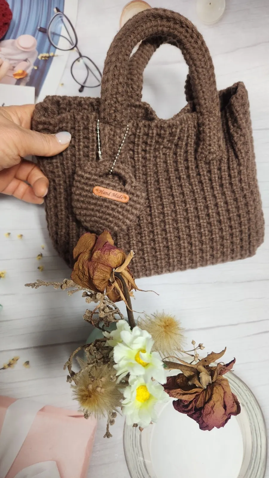 Texture of the knit tote bag