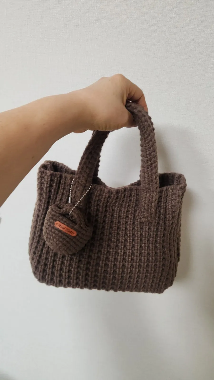 Knit tote bag with an everyday look