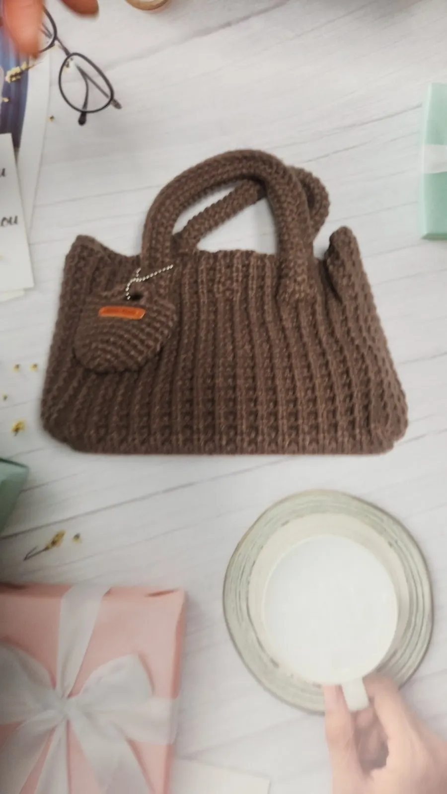 Mini tote bag handles and how it is carried