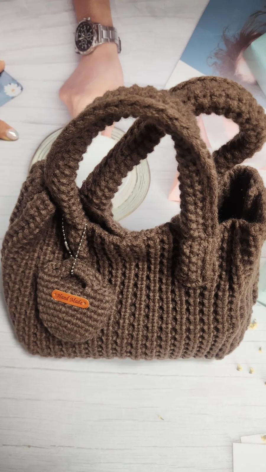 Using a lightweight knit tote bag