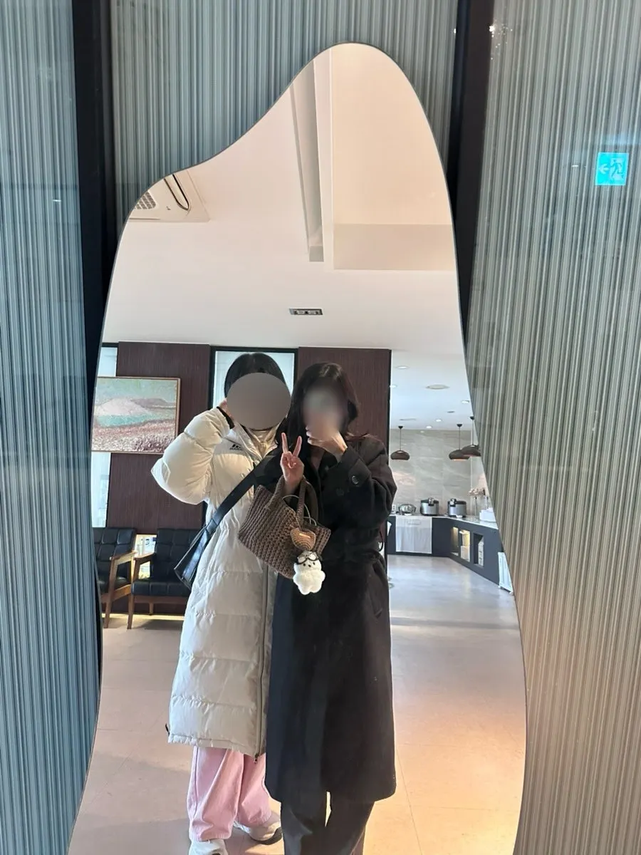 ロングダウンに合わせたニットトートバッグ