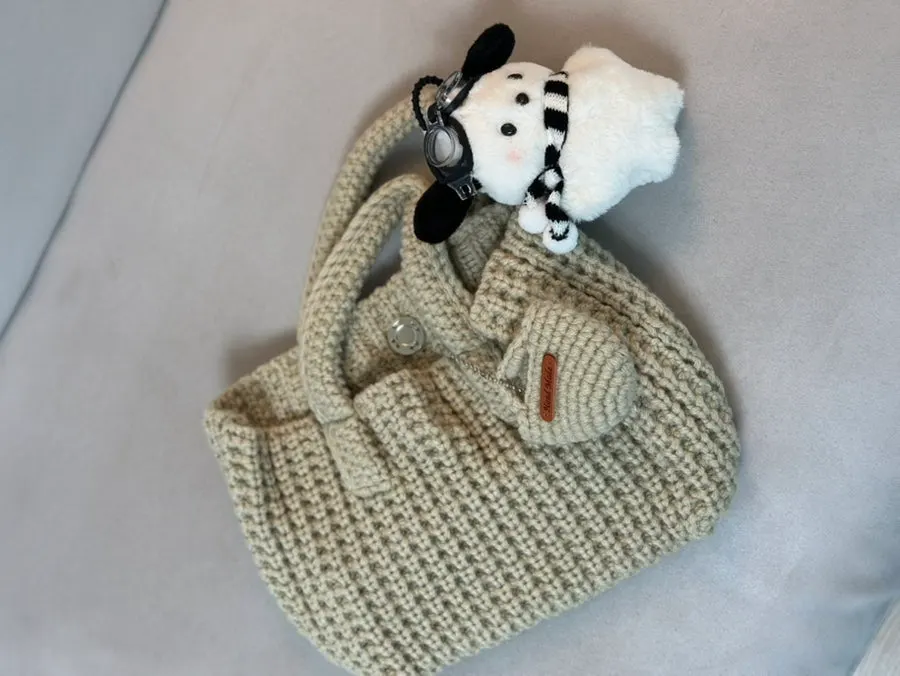 Colors and knit of the knit bag