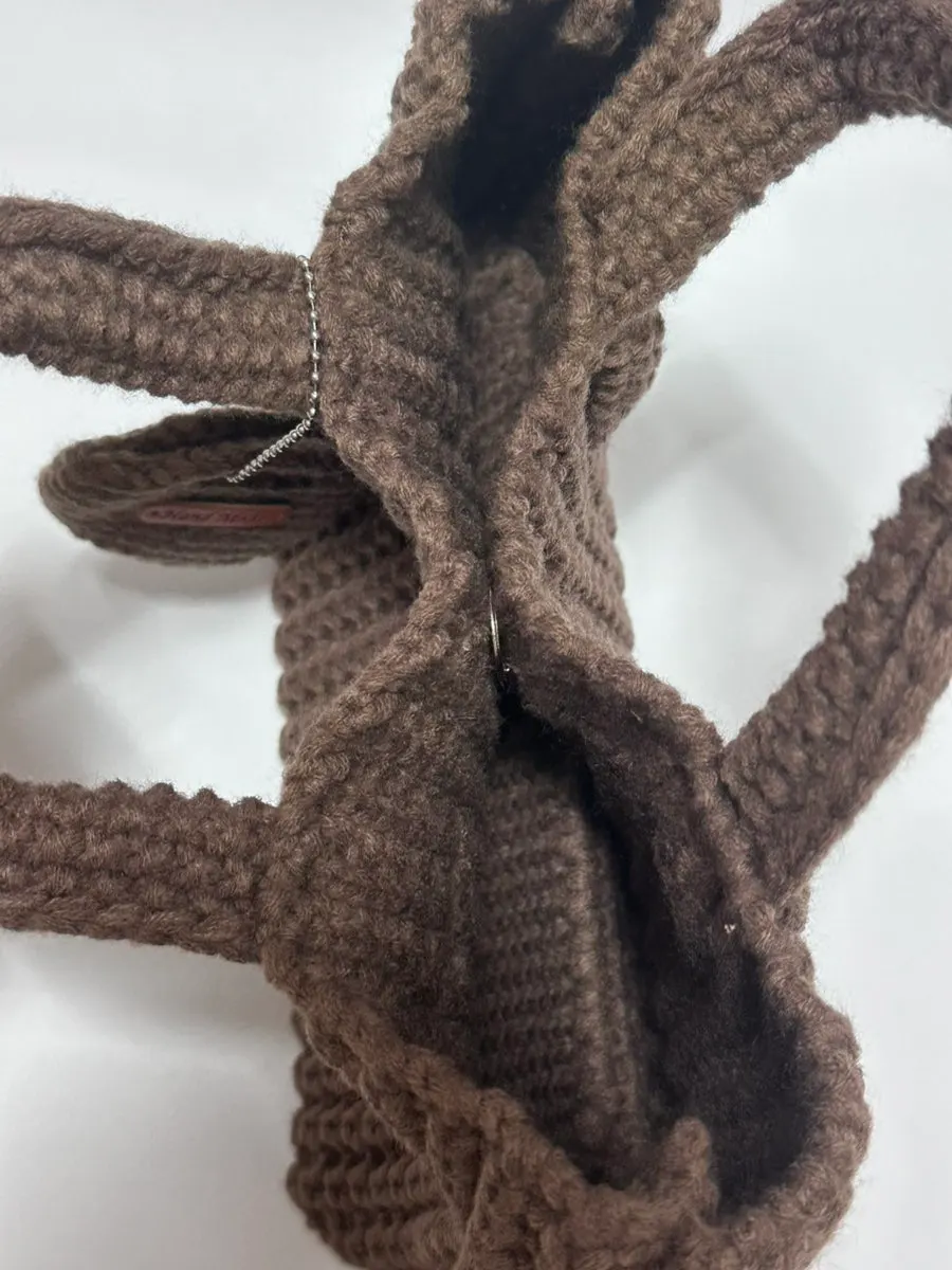 Knit tote bag with a small bag charm