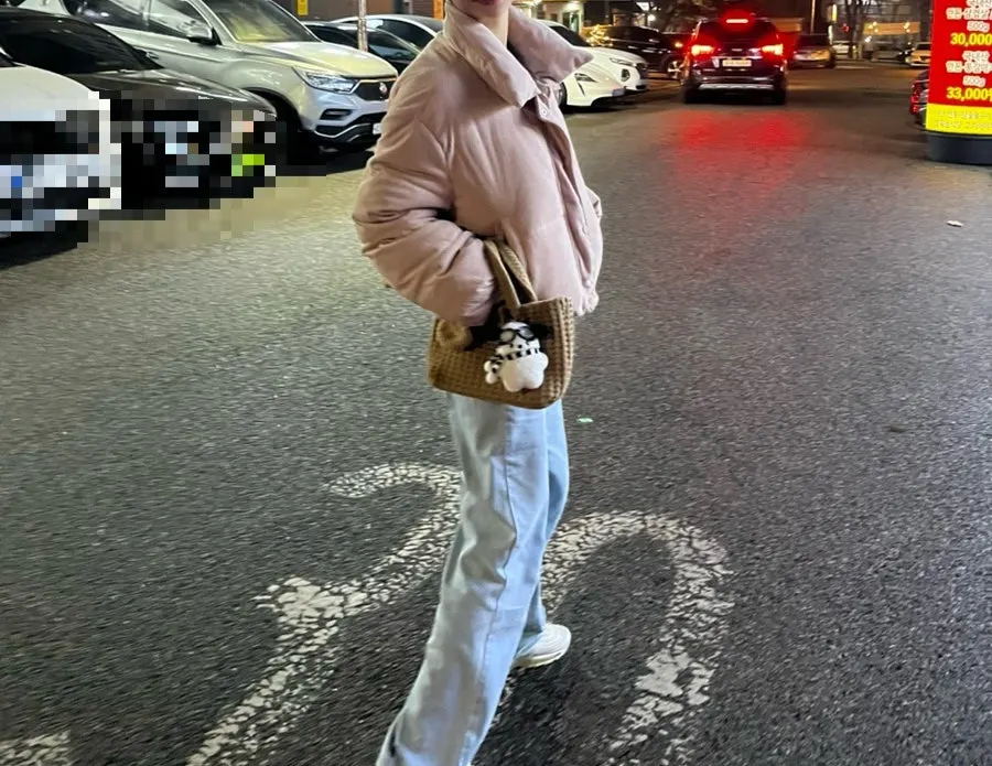 Brown knit tote bag outfit styling