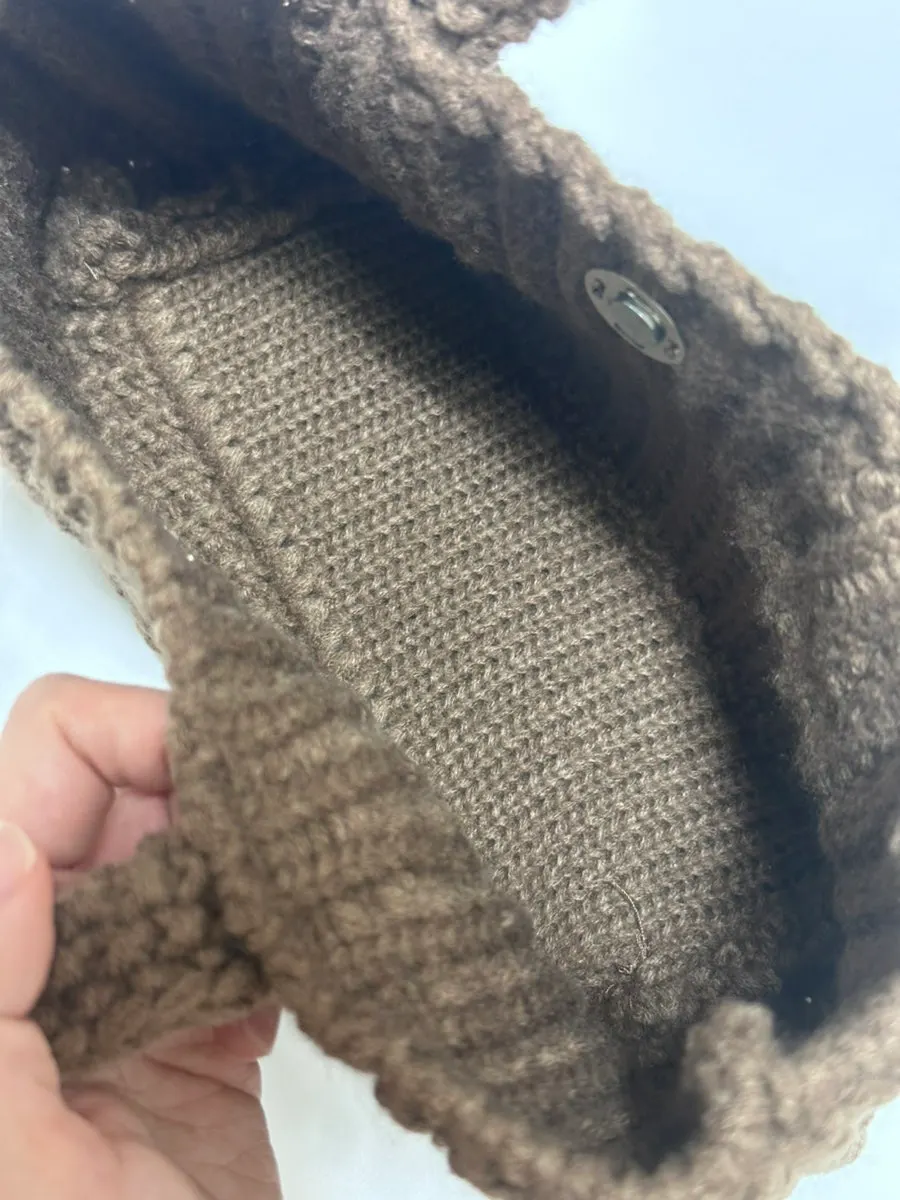 Knit tote bag with magnetic closure