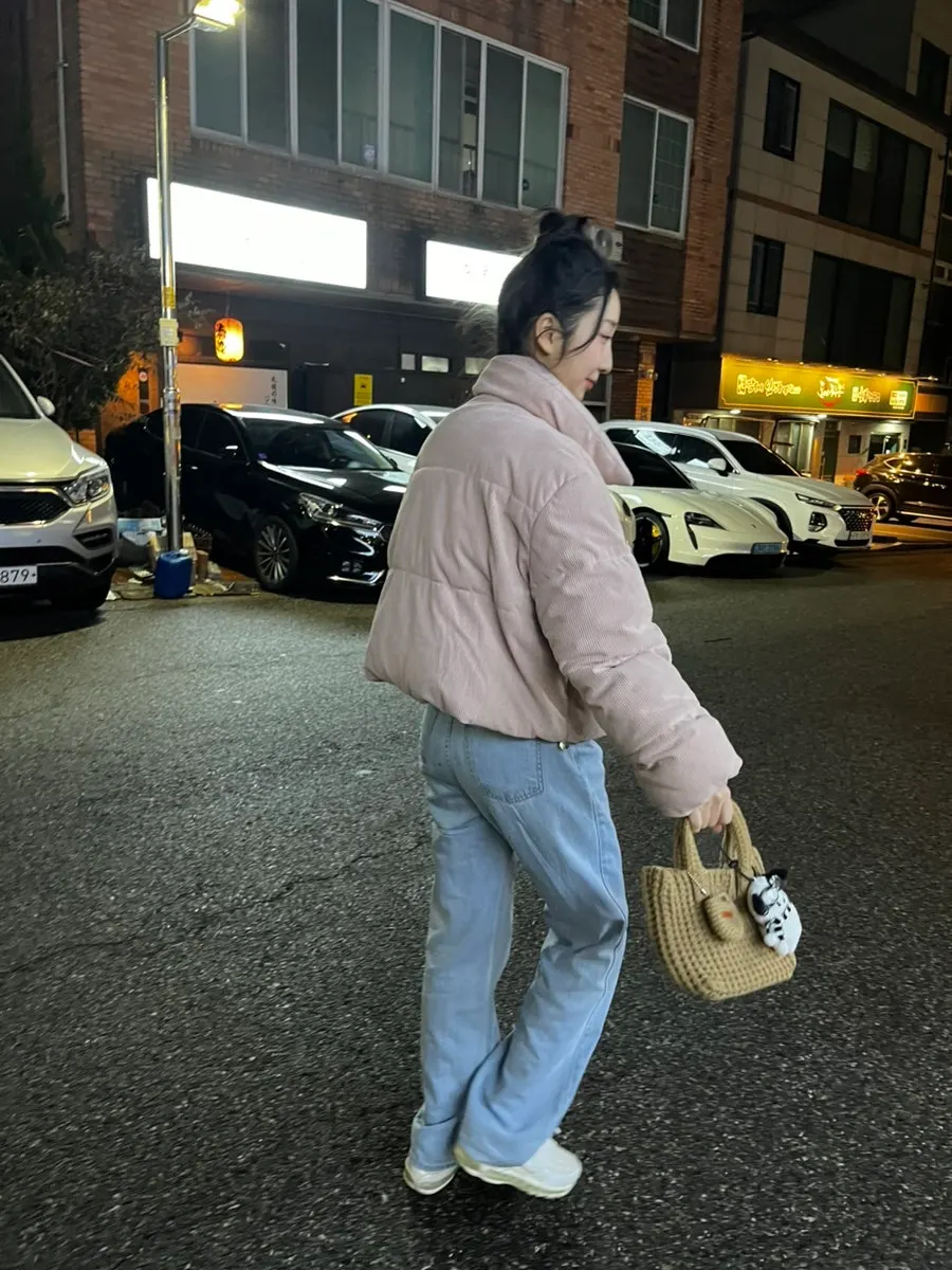Knit pattern of the brown tote bag