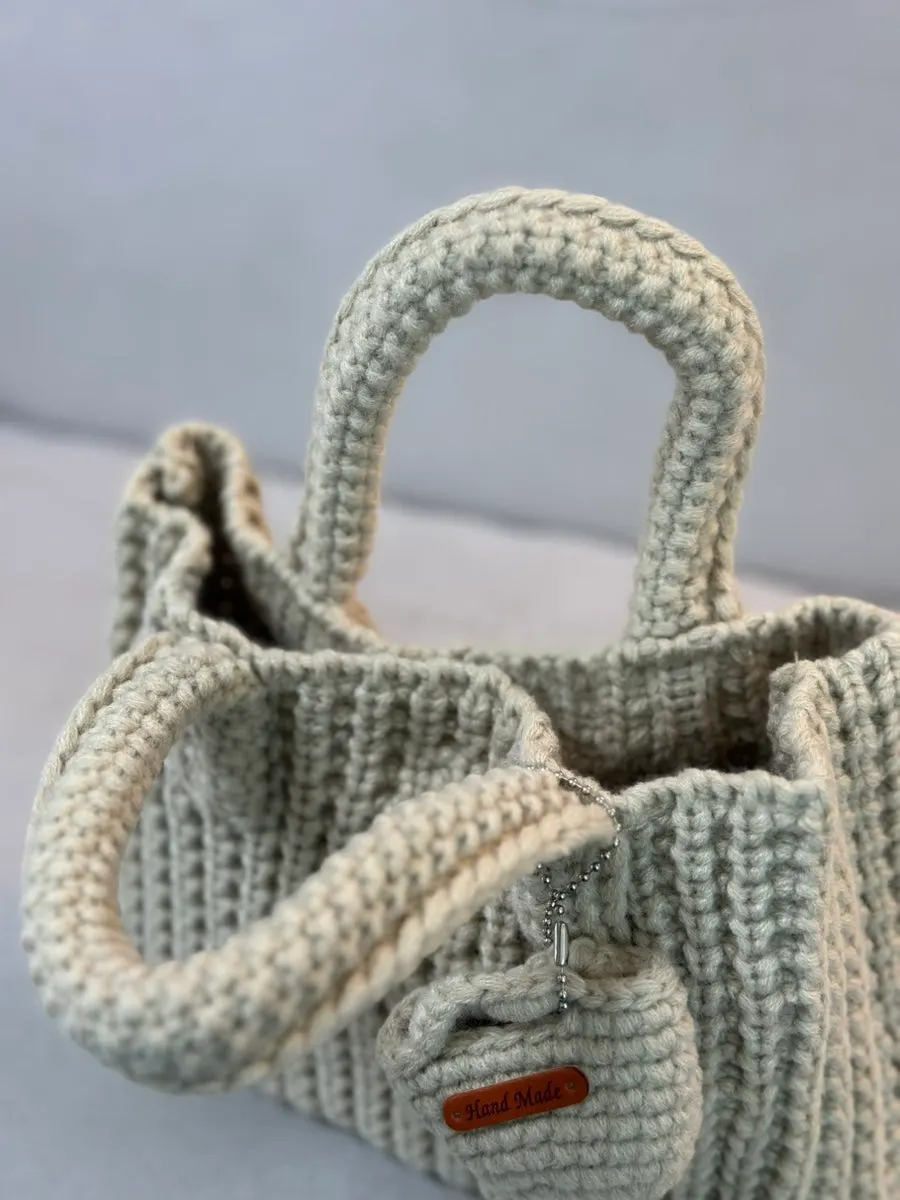 Knit bag opening with a magnetic closure