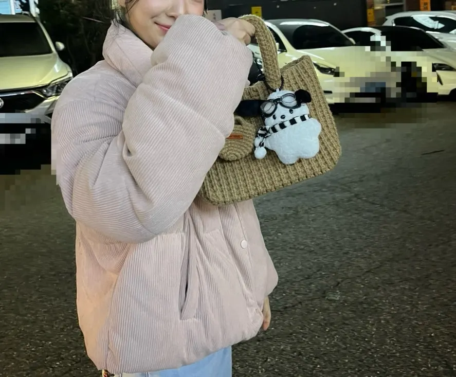 Knit tote bag with winter outerwear