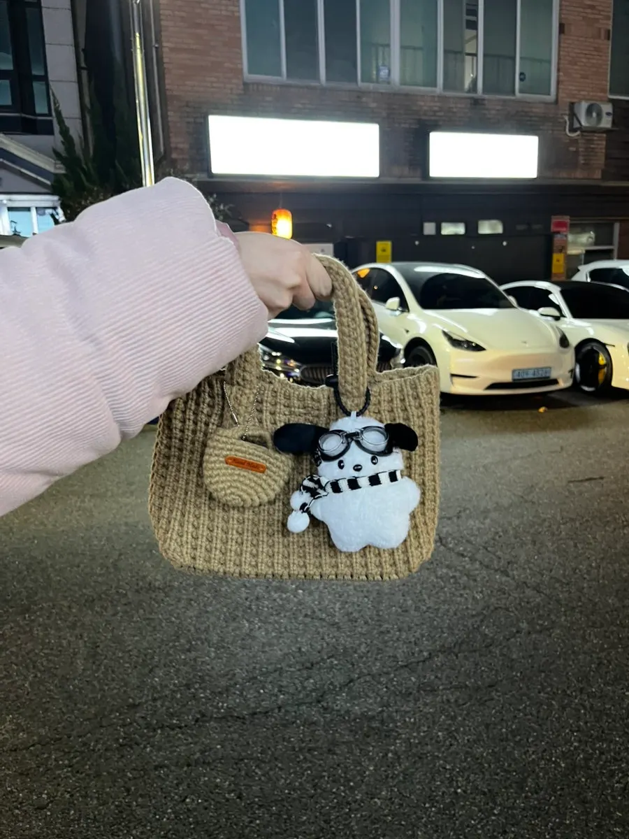Knit mini tote bag in a winter everyday look