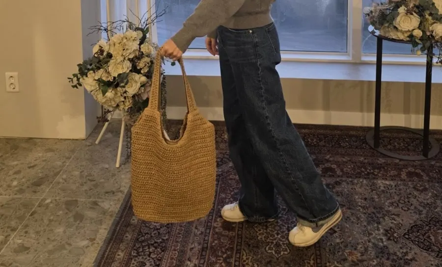 안감이 덧대어진 메다백 네트 가방 내부