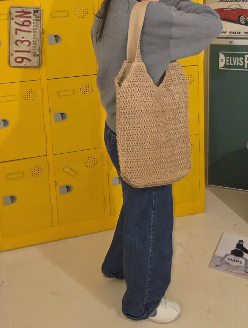 Meda Bag women’s shoulder bag used in an everyday outfit